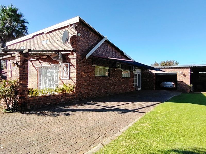 Spacious Family Home with Second House & Excellent Extras in Meyerton Central - Photo 5