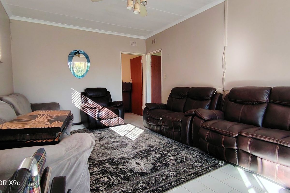 Spacious Family Home with Second House & Excellent Extras in Meyerton Central - Photo 4