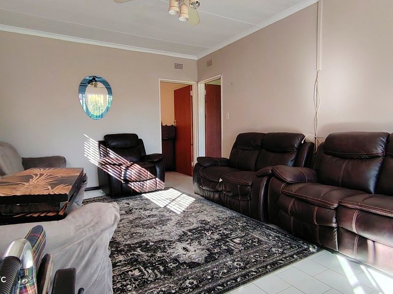 Spacious Family Home with Second House & Excellent Extras in Meyerton Central - Photo 4