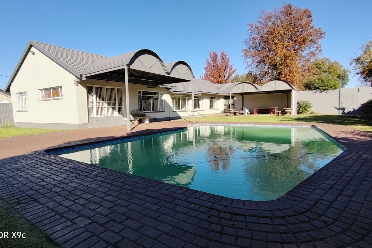 Spacious Family Home with Second House & Excellent Extras in Meyerton Central - Photo 2