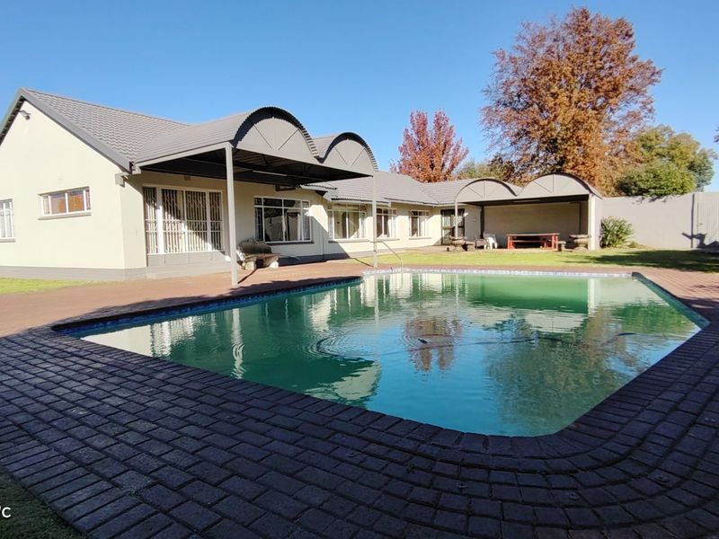 Spacious Family Home with Second House & Excellent Extras in Meyerton Central - Photo 2