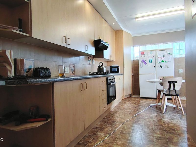 Spacious Family Home with Second House & Excellent Extras in Meyerton Central - Photo 10