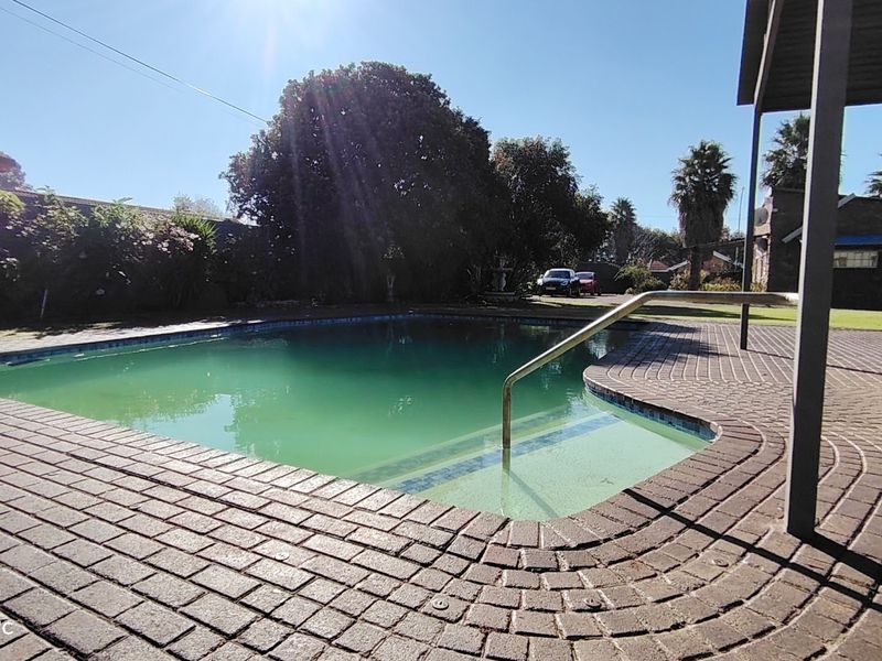 Spacious Family Home with Second House & Excellent Extras in Meyerton Central - Photo 9