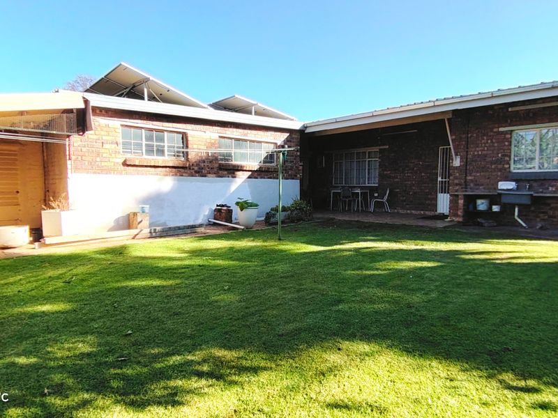 Spacious Family Home with Second House & Excellent Extras in Meyerton Central - Photo 8