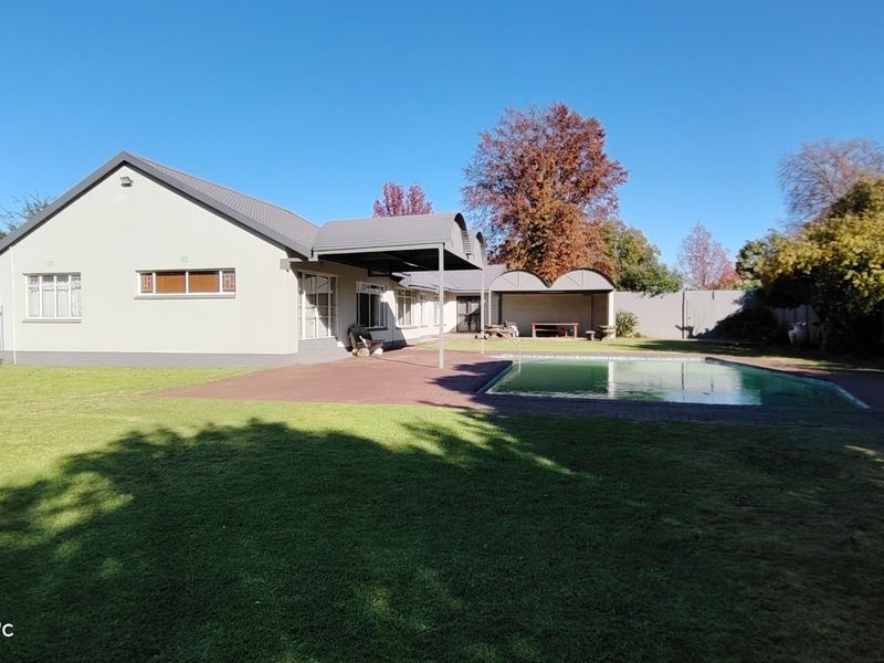 Spacious Family Home with Second House & Excellent Extras in Meyerton Central - Photo 6