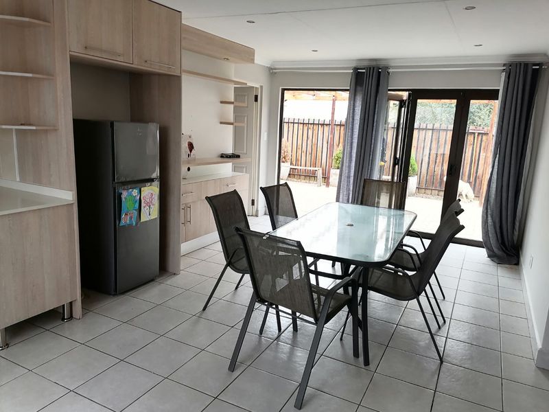 Beautiful, family home to rent in Arcata, Bloemspruit - Photo 4