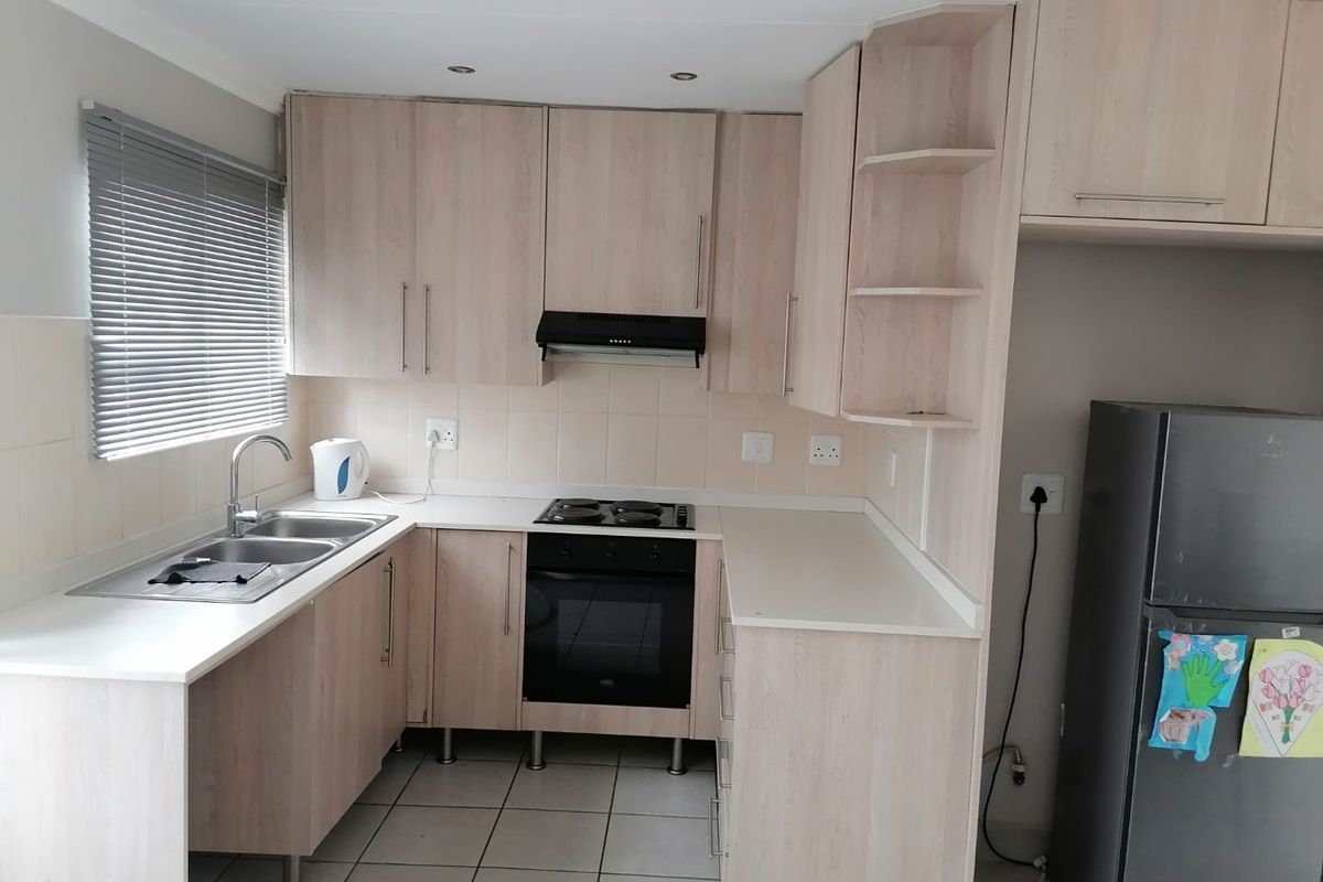 Beautiful, family home to rent in Arcata, Bloemspruit - Photo 5