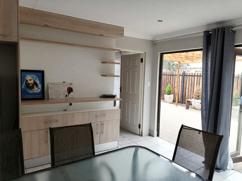 Beautiful, family home to rent in Arcata, Bloemspruit - Photo 10