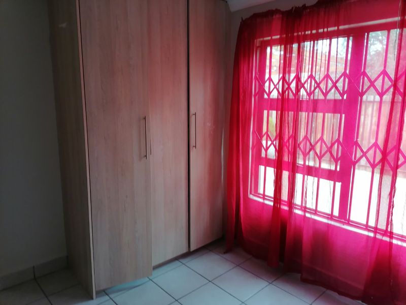 Beautiful, family home to rent in Arcata, Bloemspruit - Photo 9