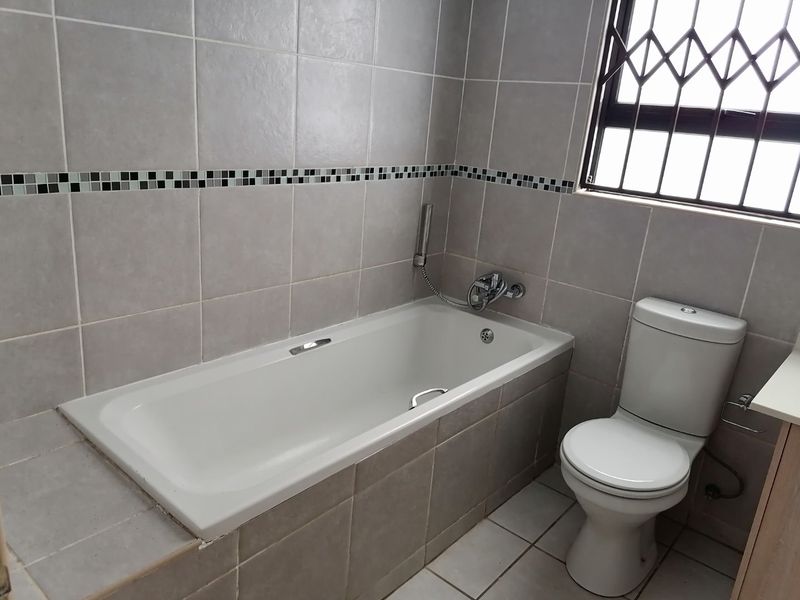 Beautiful, family home to rent in Arcata, Bloemspruit - Photo 8