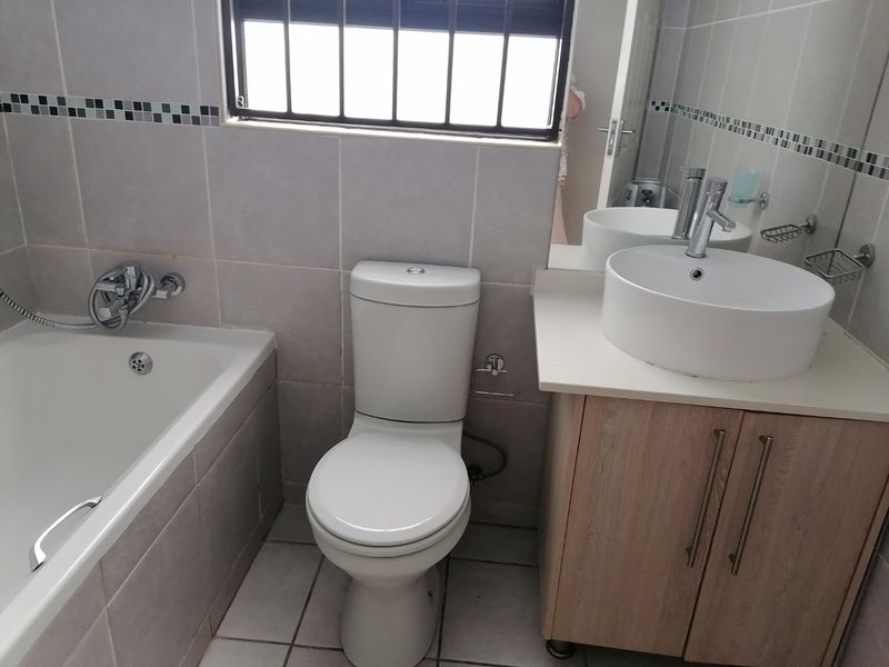 Beautiful, family home to rent in Arcata, Bloemspruit - Photo 7