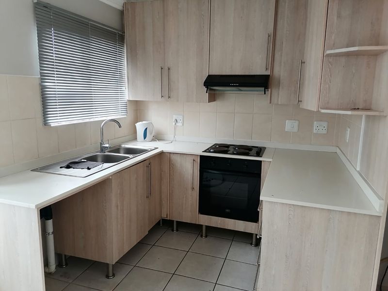 Beautiful, family home to rent in Arcata, Bloemspruit - Photo 3