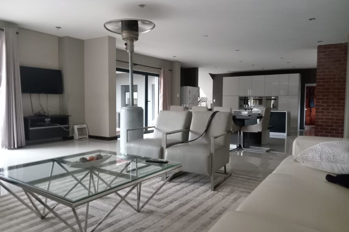 Spacious 4 Bed Home in Pebble Rock Golf Village - Photo 2