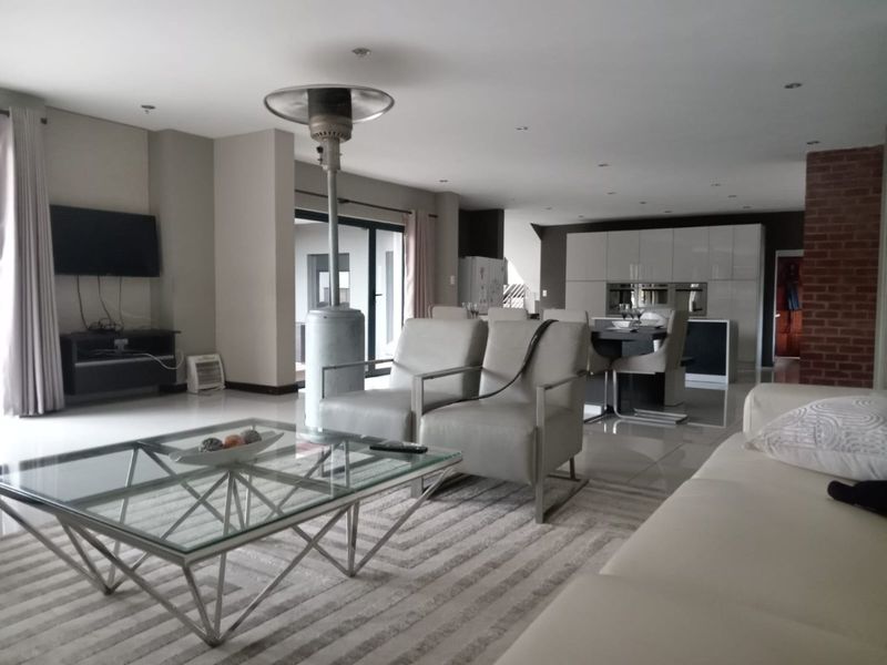 Spacious 4 Bed Home in Pebble Rock Golf Village - Photo 2