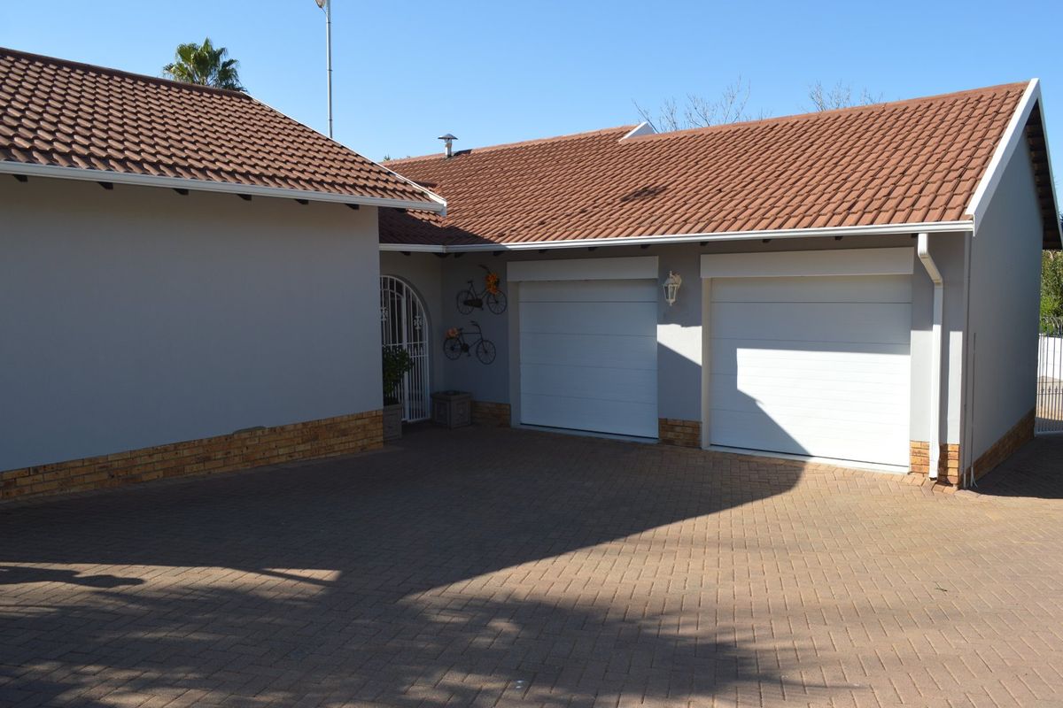 Immaculate Family Living in a Prime Wilkoppies Address - Photo 5