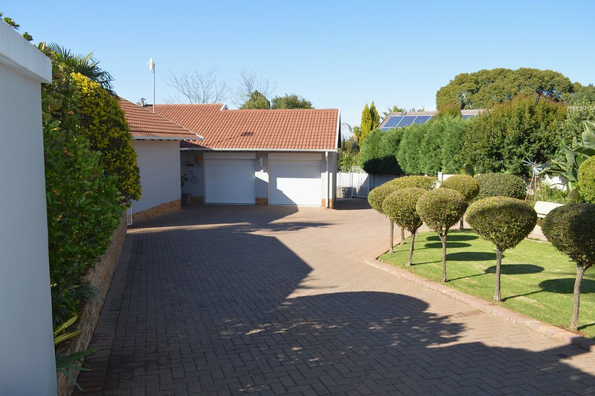 Immaculate Family Living in a Prime Wilkoppies Address - Photo 3
