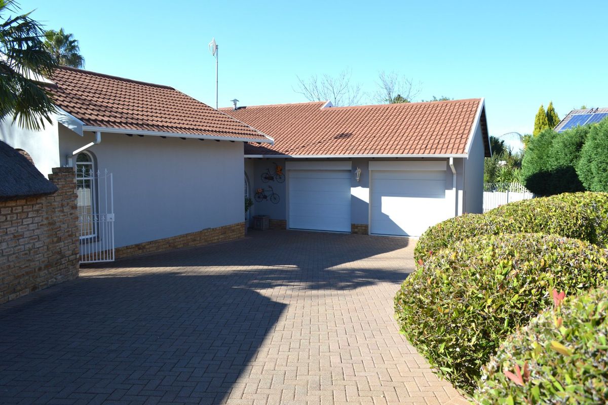 Immaculate Family Living in a Prime Wilkoppies Address - Photo 4