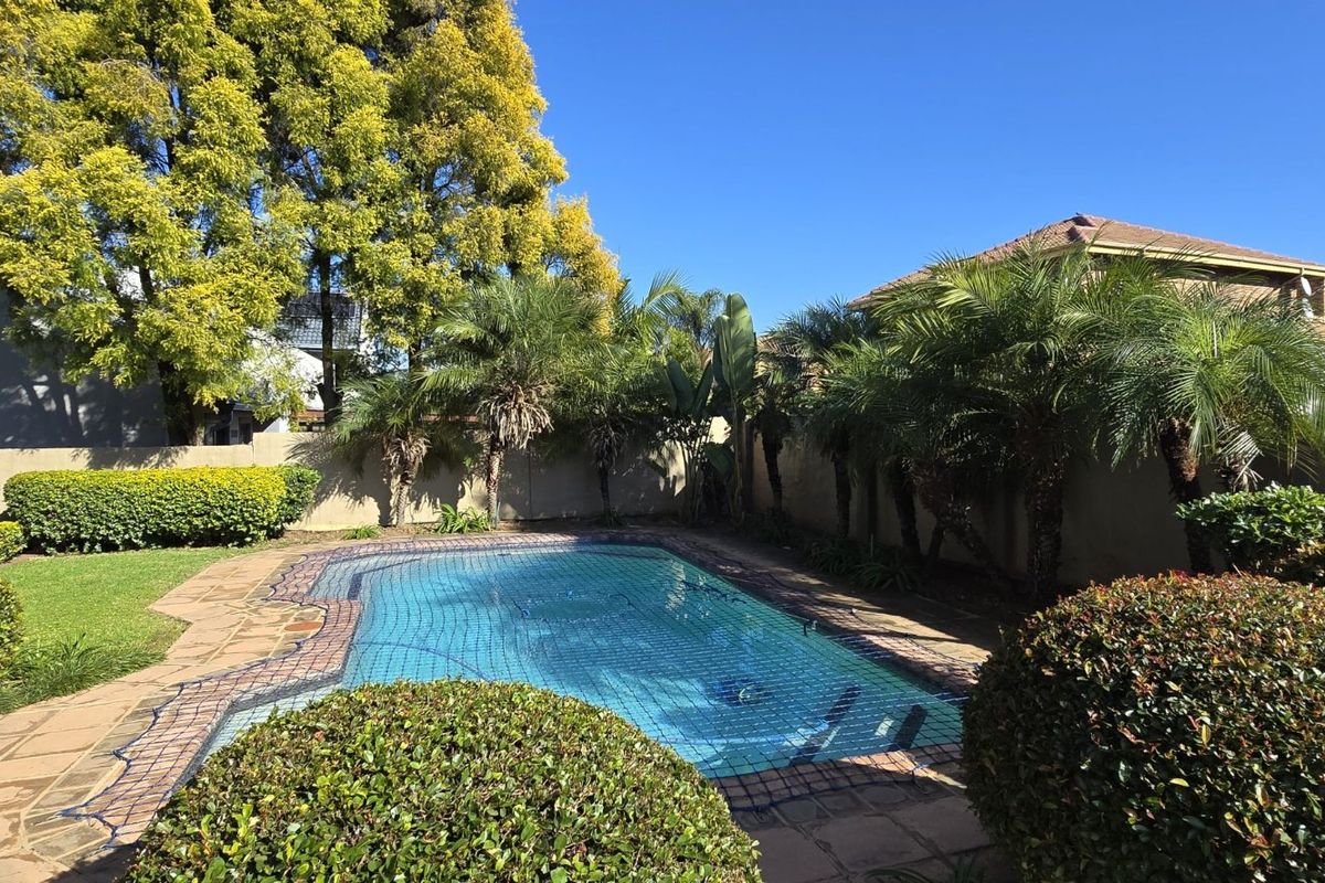 Spacious Family Home with Pool in Sought-After Amberfield Ridge Estate - Photo 4