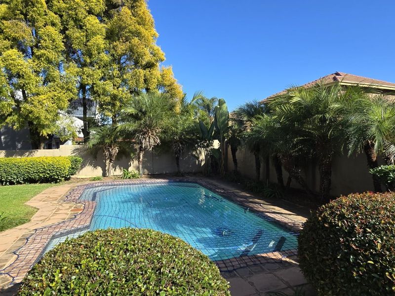Spacious Family Home with Pool in Sought-After Amberfield Ridge Estate - Photo 4