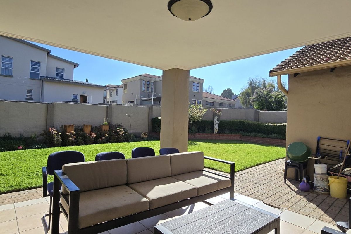 Spacious Family Home with Pool in Sought-After Amberfield Ridge Estate - Photo 2