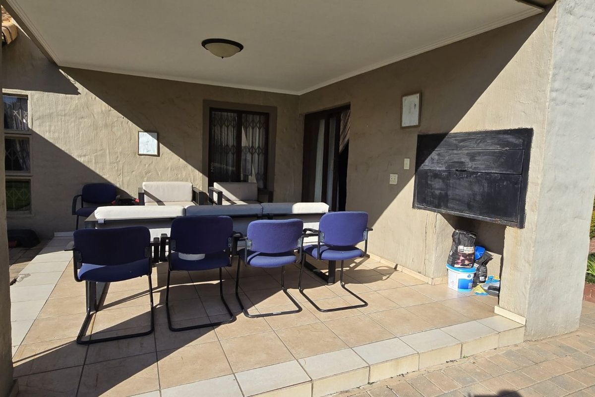 Spacious Family Home with Pool in Sought-After Amberfield Ridge Estate - Photo 3