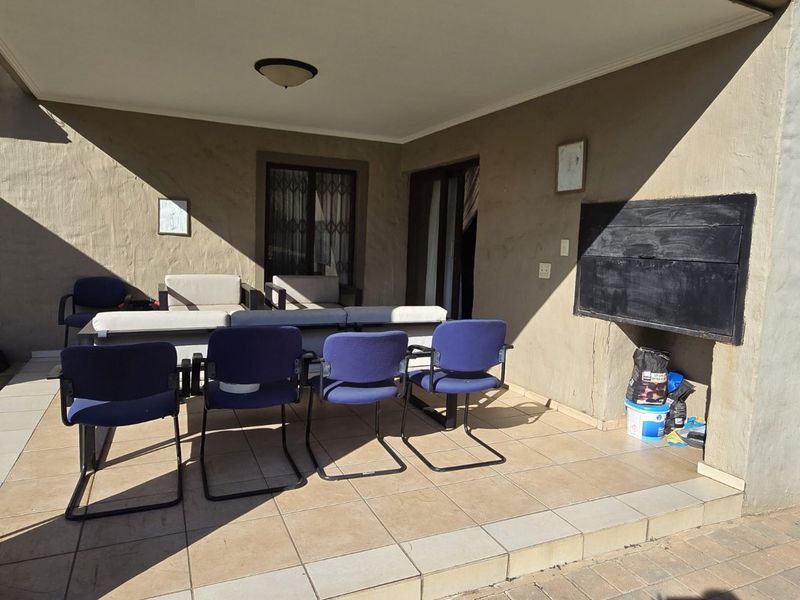 Spacious Family Home with Pool in Sought-After Amberfield Ridge Estate - Photo 3