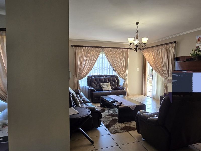 Spacious Family Home with Pool in Sought-After Amberfield Ridge Estate - Photo 10