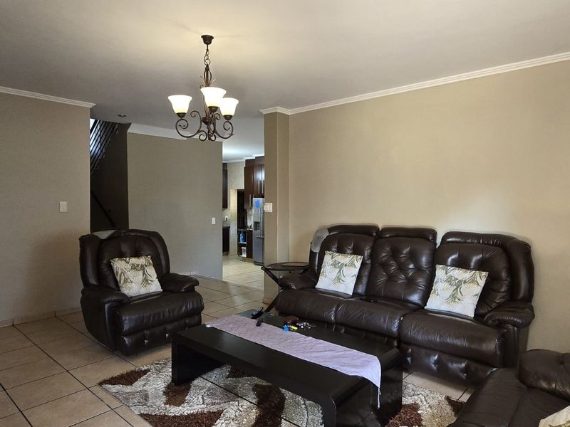 Spacious Family Home with Pool in Sought-After Amberfield Ridge Estate - Photo 9