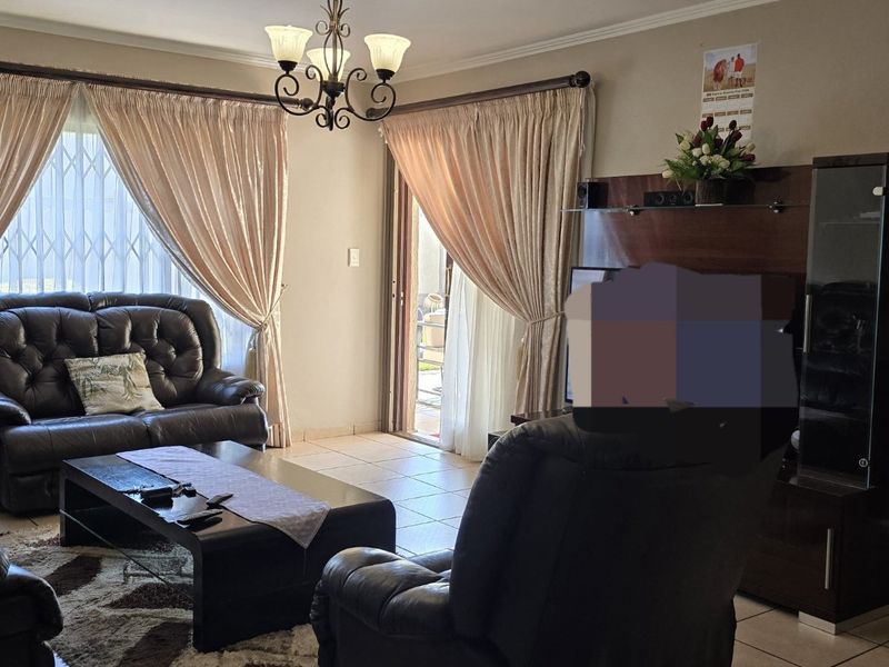 Spacious Family Home with Pool in Sought-After Amberfield Ridge Estate - Photo 8