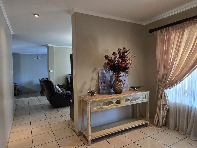 Spacious Family Home with Pool in Sought-After Amberfield Ridge Estate - Photo 7