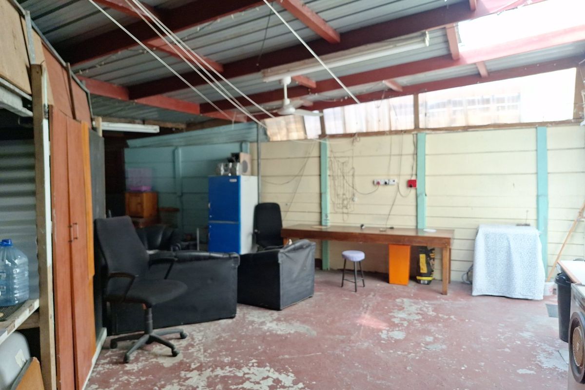 Fully enclosed house  - Photo 5
