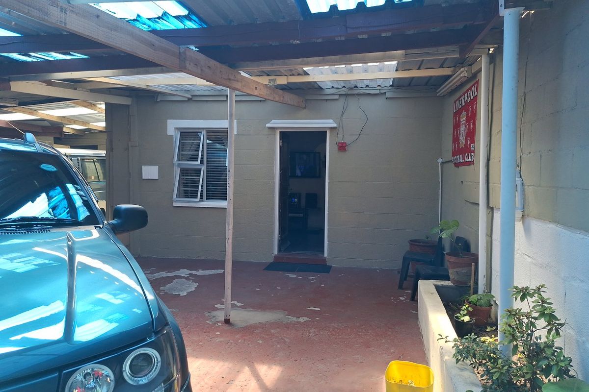 Fully enclosed house  - Photo 3