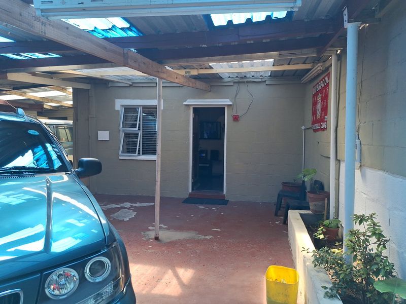 Fully enclosed house  - Photo 3