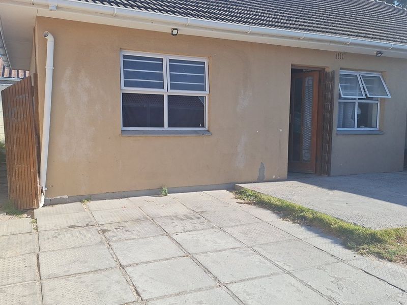 Home in upmarket Neighborhood  - Photo 2