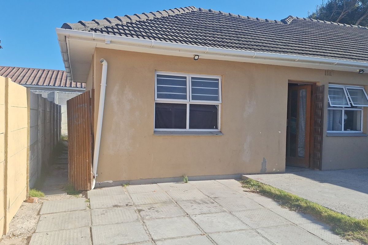 Home in upmarket Neighborhood  - Photo 3