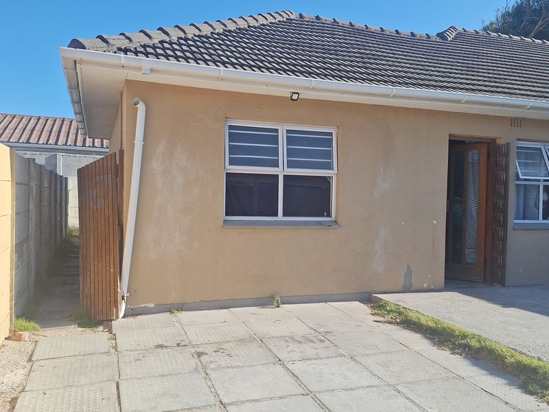 Home in upmarket Neighborhood  - Photo 3