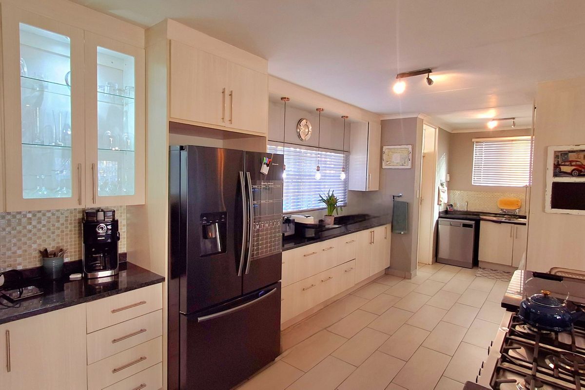Stunning Modern 4-Bedroom Family Home in a Sought-After Area of Sasolburg - Photo 5