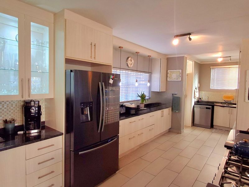 Stunning Modern 4-Bedroom Family Home in a Sought-After Area of Sasolburg - Photo 5