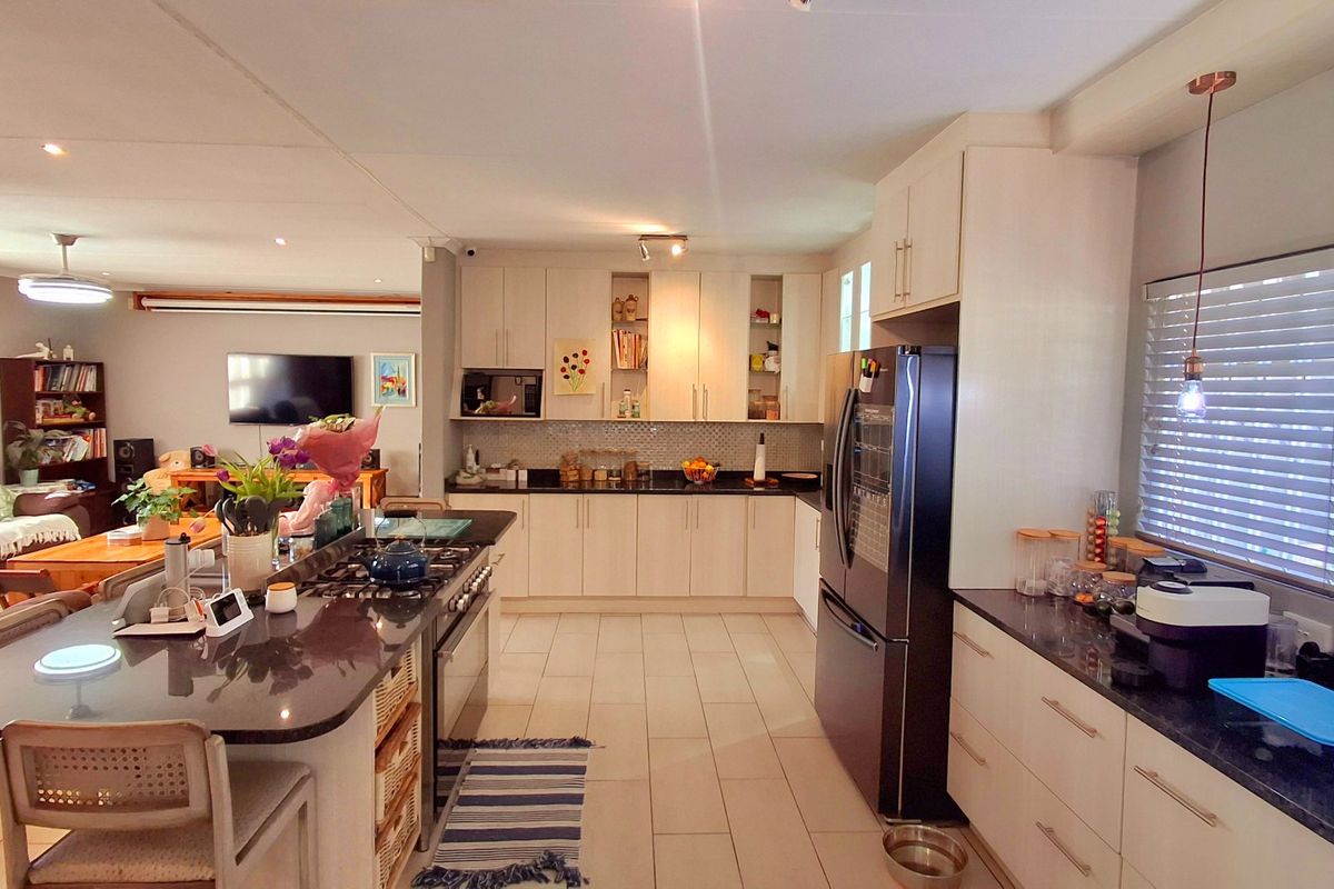 Stunning Modern 4-Bedroom Family Home in a Sought-After Area of Sasolburg - Photo 2