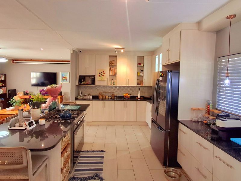 Stunning Modern 4-Bedroom Family Home in a Sought-After Area of Sasolburg - Photo 2