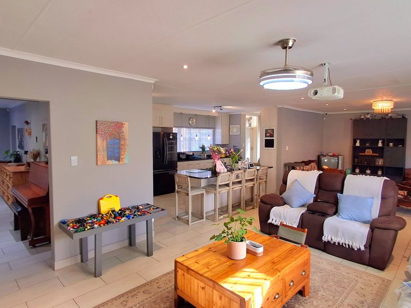 Stunning Modern 4-Bedroom Family Home in a Sought-After Area of Sasolburg - Photo 7