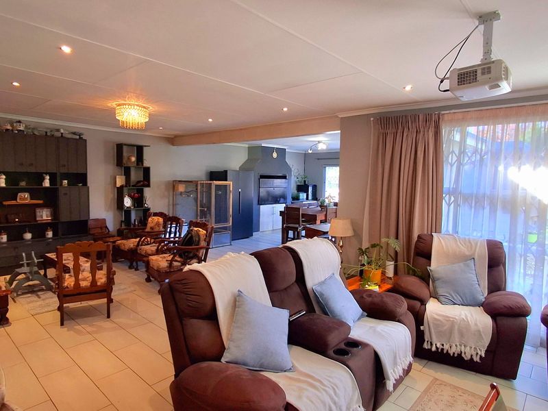 Stunning Modern 4-Bedroom Family Home in a Sought-After Area of Sasolburg - Photo 3