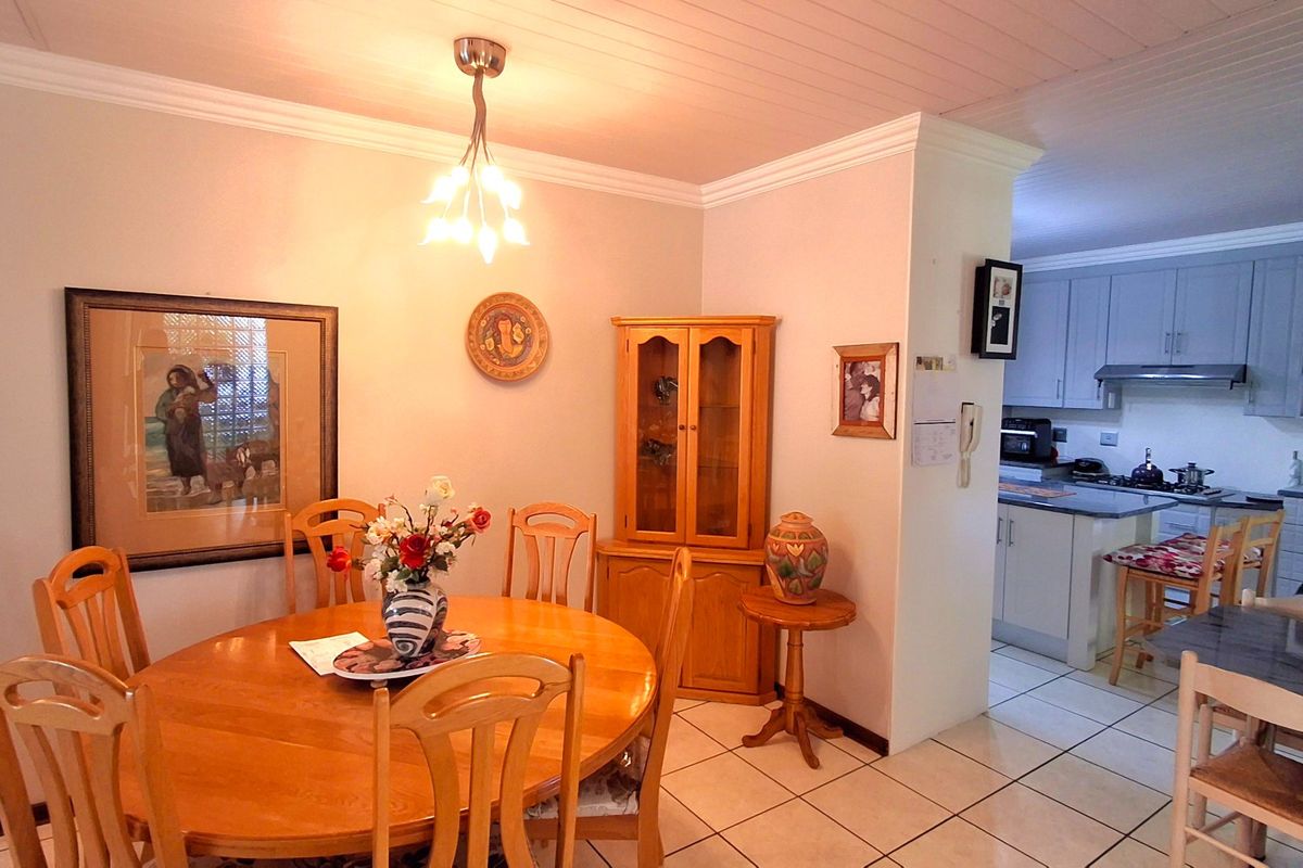 Spacious Lock-Up-and-Go Home in a Secure Complex with Double Garage, Double Carport, Solar and Borehole - Photo 4