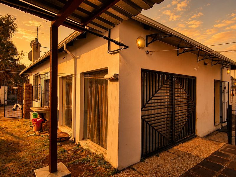 Charming Primrose Home with 4 Beds and Flatlet - Photo 2