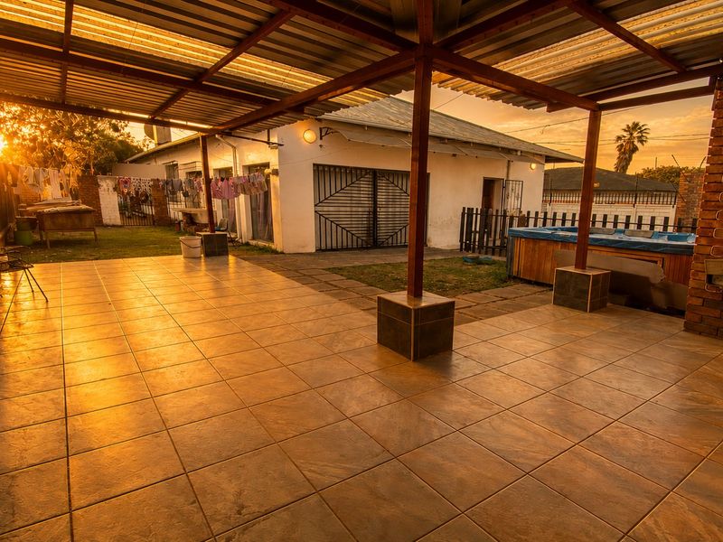 Charming Primrose Home with 4 Beds and Flatlet - Photo 4