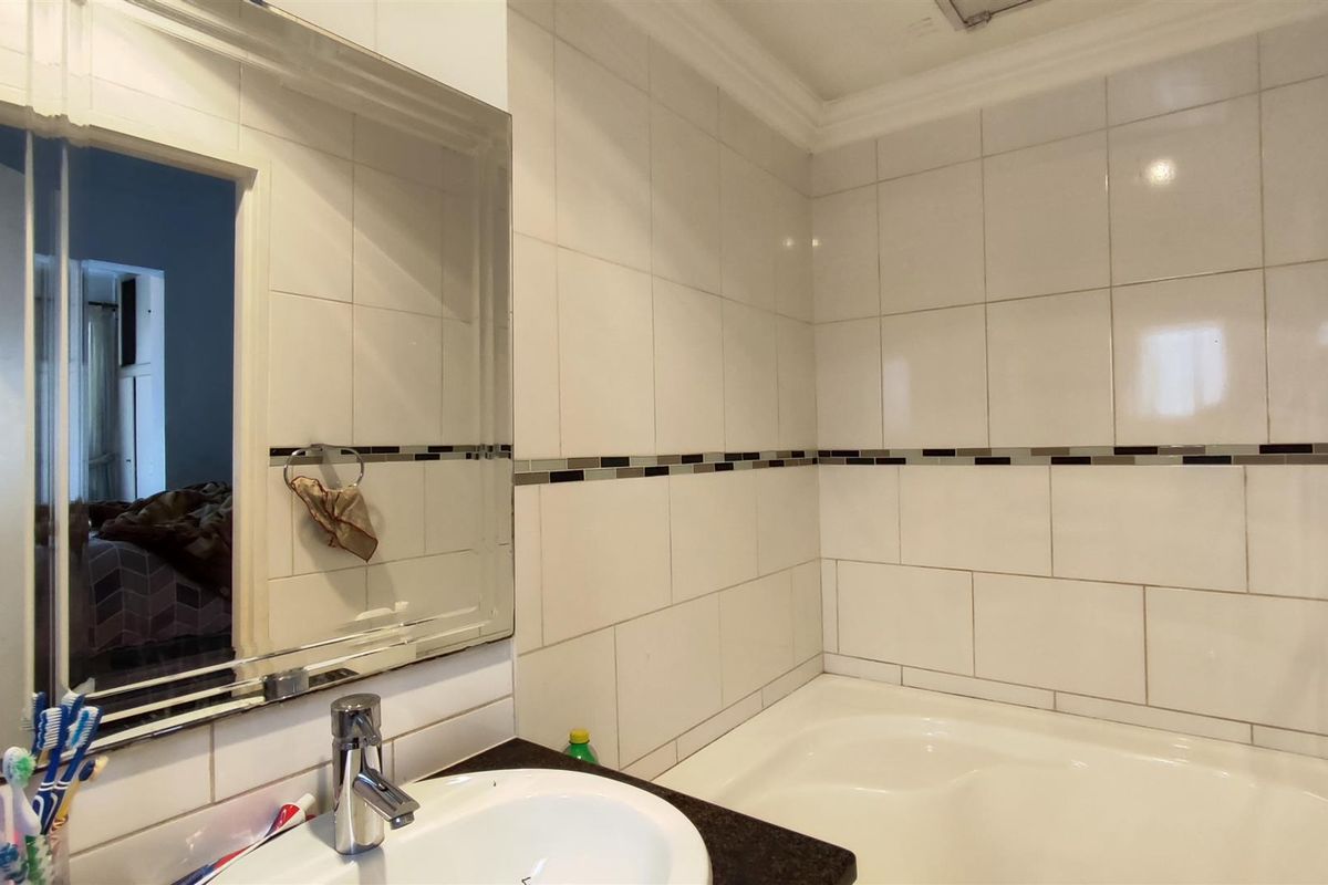 Charming Primrose Home with 4 Beds and Flatlet - Photo 5
