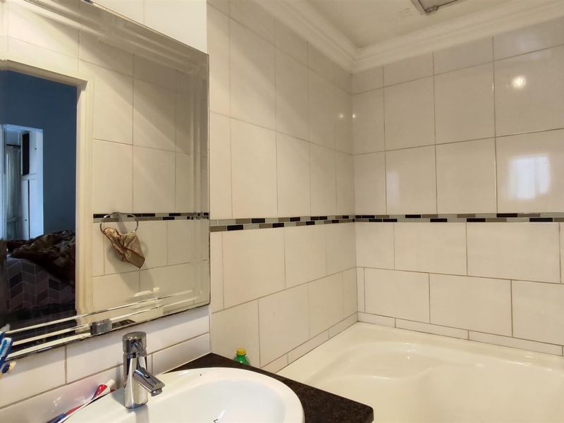 Charming Primrose Home with 4 Beds and Flatlet - Photo 5