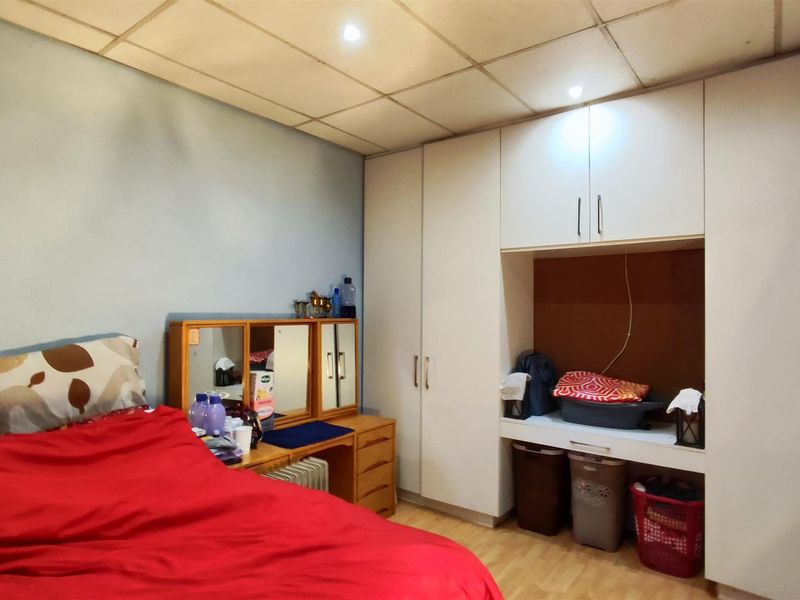Charming Primrose Home with 4 Beds and Flatlet - Photo 10