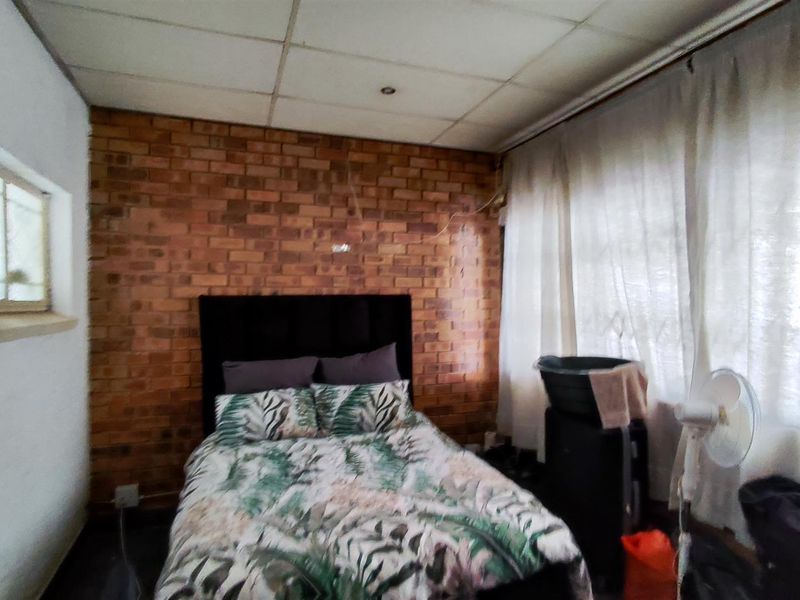 Charming Primrose Home with 4 Beds and Flatlet - Photo 9
