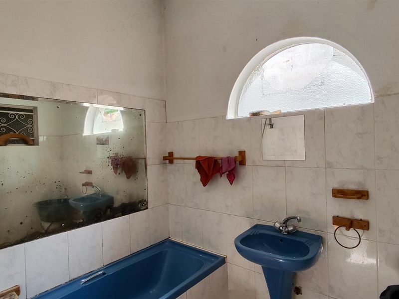 Charming Primrose Home with 4 Beds and Flatlet - Photo 8